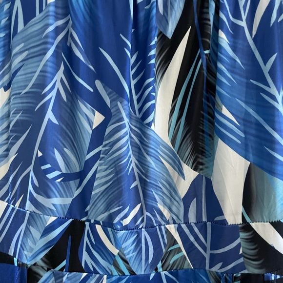 Dress/ Rumper - Picture 3 of 7